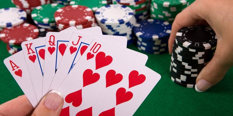 Luật chơi Poker 8KBET đơn giản và dễ hiểu